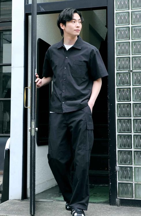 黒いシャツとパンツを着た男性