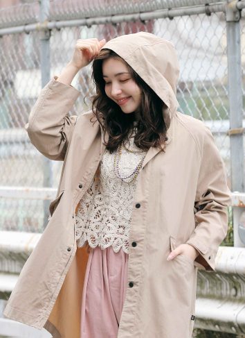 ベージュのアウターを軽やかに着こなす女性