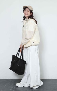 淡い色のトップスと白いパンツのコーディネート
