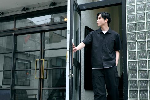 街に溶け込む黒いシャツのコーディネート