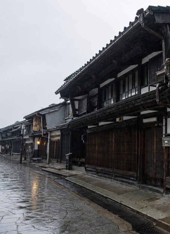 雨に濡れた富山の町並み