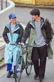 自転車を押す二人のレインウェアコーディネート