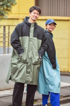 グリーンとブルーのレインコートを着た二人