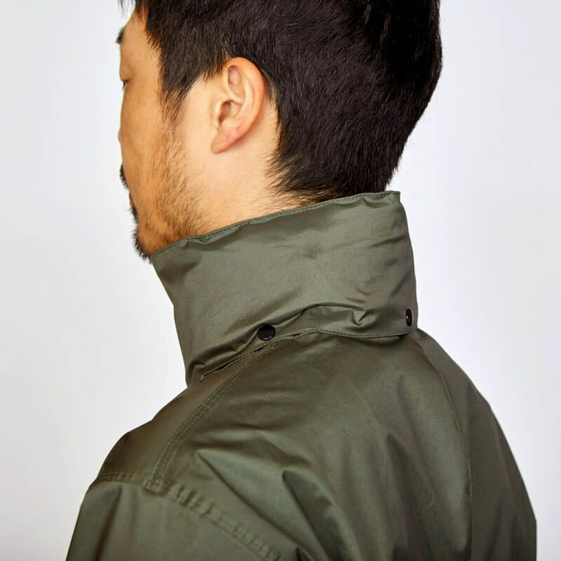 フードは襟元に収納可能