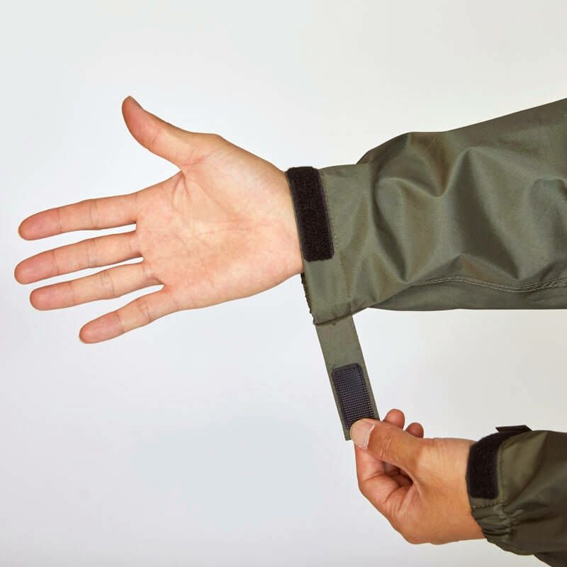 袖口はベルクロでしっかりフィット