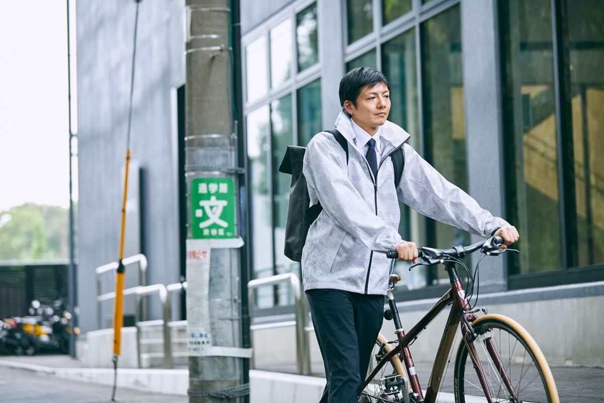 ［男性モデルのサイズ］身長:174cm 着用サイズ：L　カラー：ホワイト