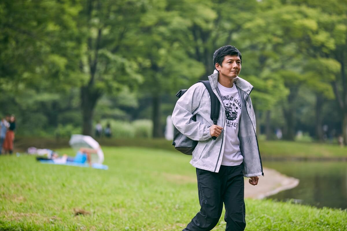 ［男性モデルのサイズ］身長:174cm 着用サイズ：L　カラー：ホワイト