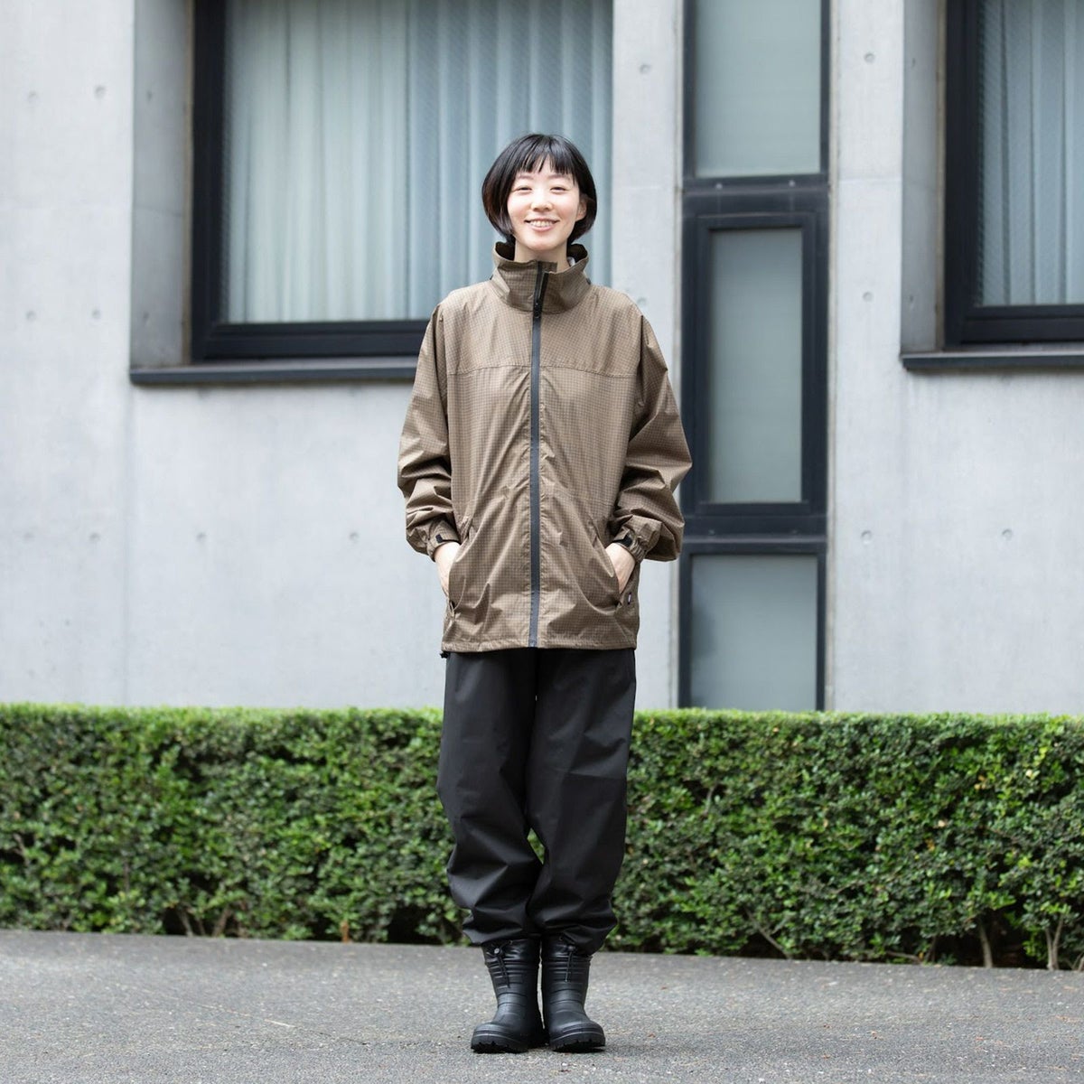 ［女性モデルのサイズ］身長:168cm　着用サイズ：L　カラー：マッシュルーム