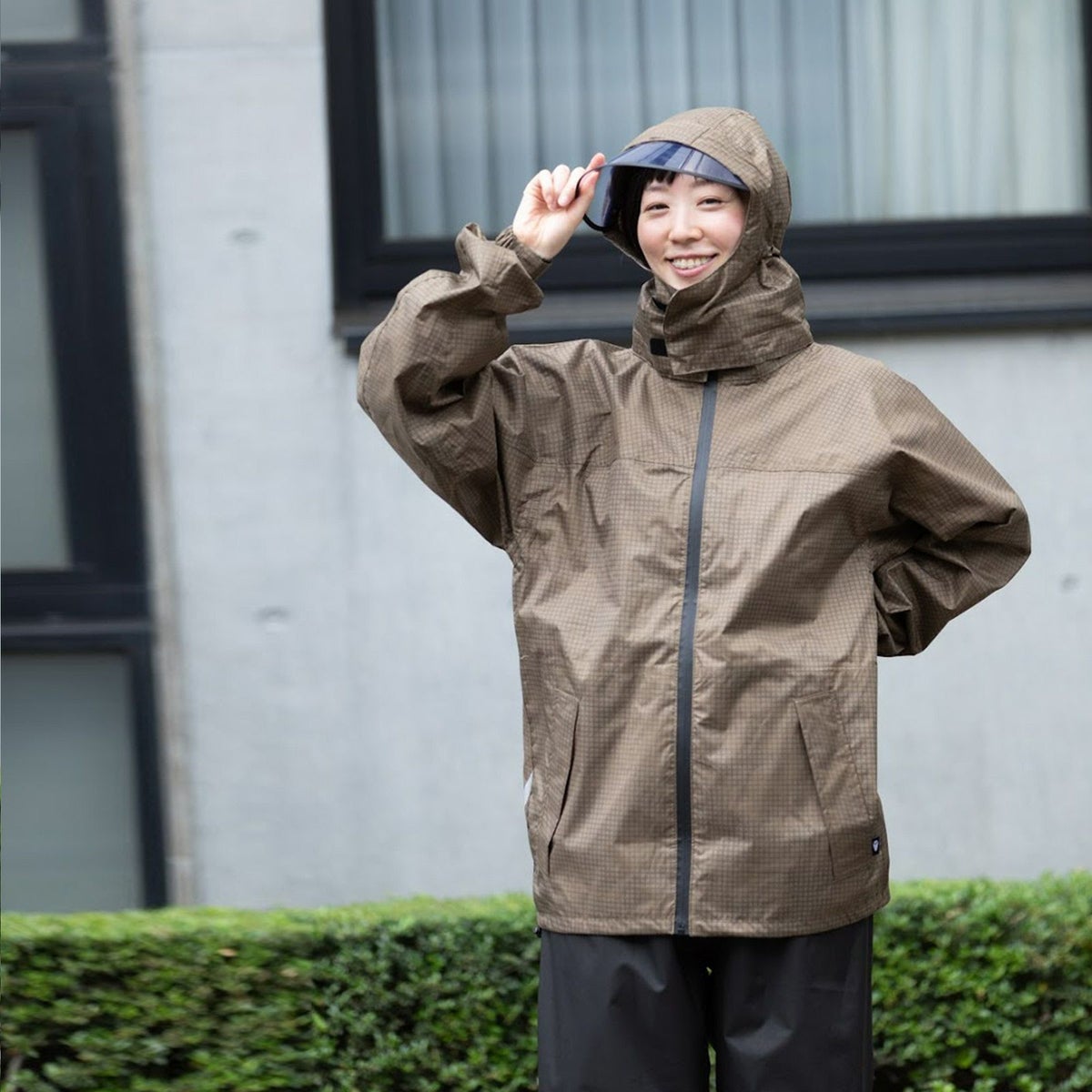 ［女性モデルのサイズ］身長:168cm　着用サイズ：L　カラー：マッシュルーム