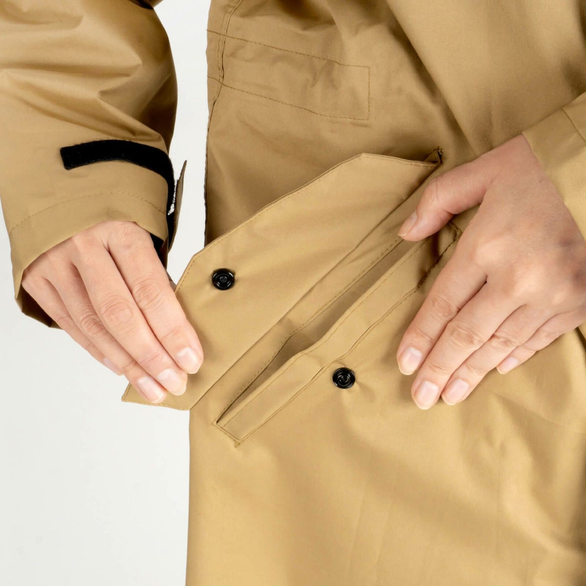 フラップ付きポケット※濡れて困る貴重品はポケットに入れないでください。