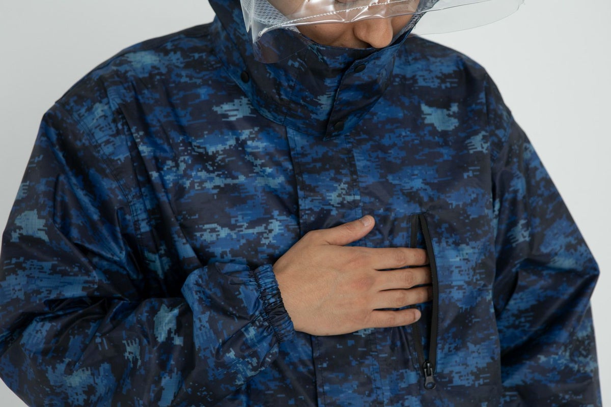 詳細：着用イメージ デジカモ 胸ポケット  ［男性モデルのサイズ］身長:174cm 着用サイズ：L