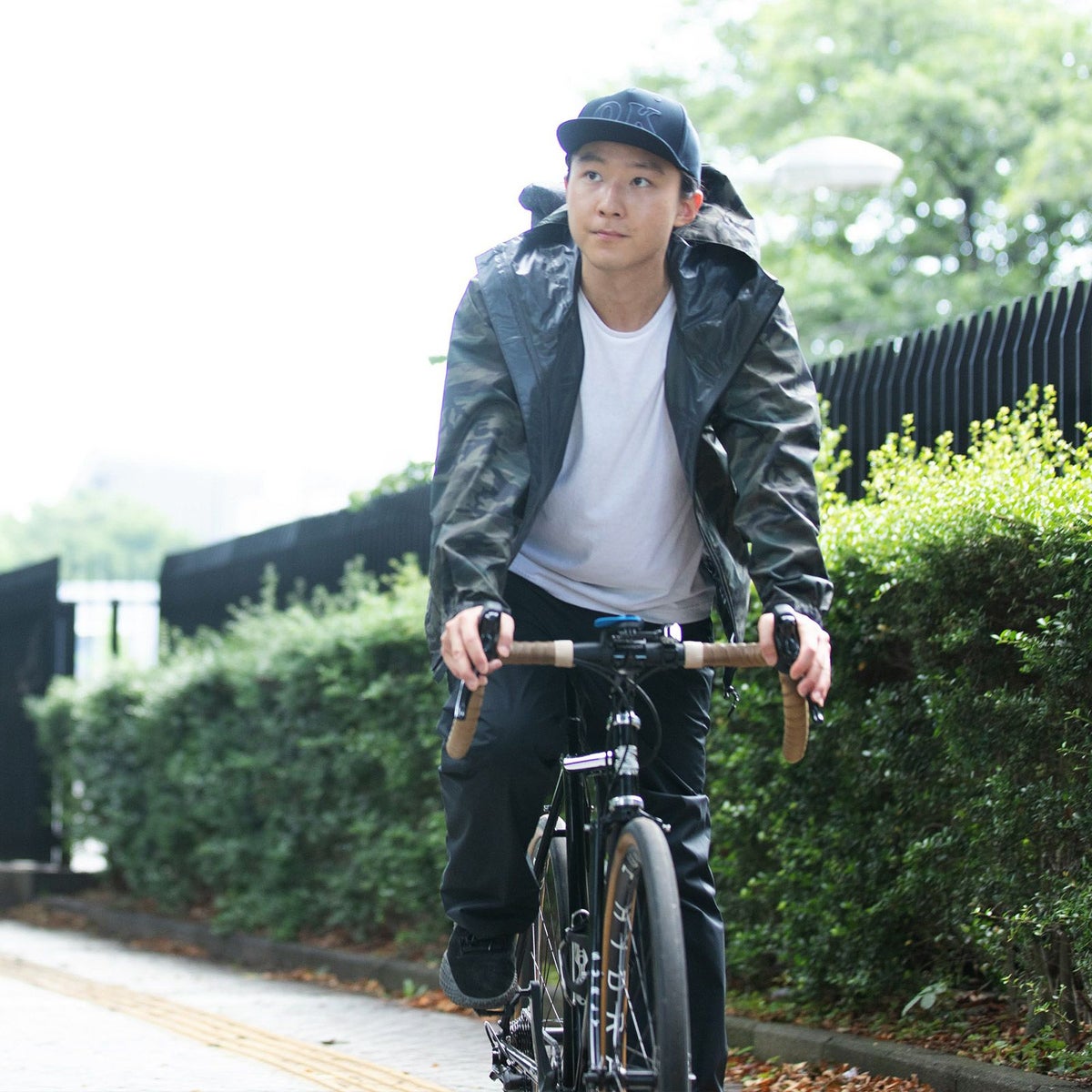 ［男性モデルのサイズ］身長:177cm 着用サイズ：L　／ （下）7571 ストレッチシールド パンツ L