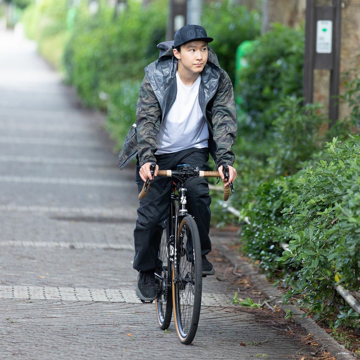 ［男性モデルのサイズ］身長:177cm 着用サイズ：L　／ （上）7570 KJ ストレッチシールド ジャケット L