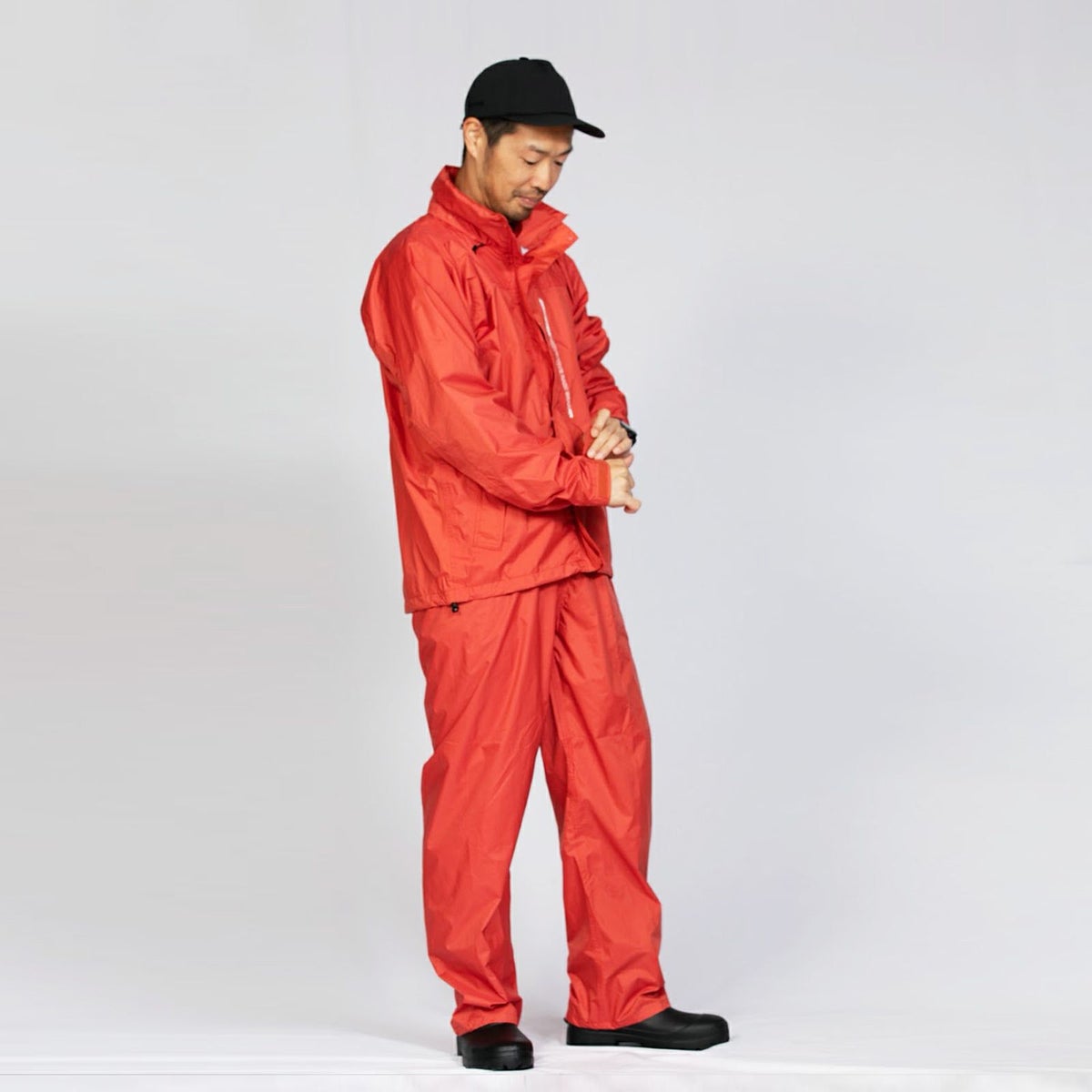 着用イメージ：レッド［男性モデルのサイズ］身長:177cm 着用サイズ：L