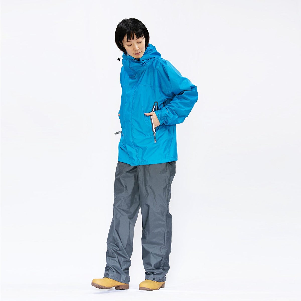 ［女性モデルのサイズ］身長:168cm 着用サイズ：M　／ （下）7720 KJ レインパンツ M ＋（長靴）6437 ピラルク レインブーツ