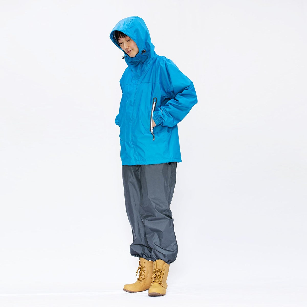 ［女性モデルのサイズ］身長:168cm 着用サイズ：M　／ （上）7710 KJ レインパーカ　＋（長靴）6437 ピラルク レインブーツ