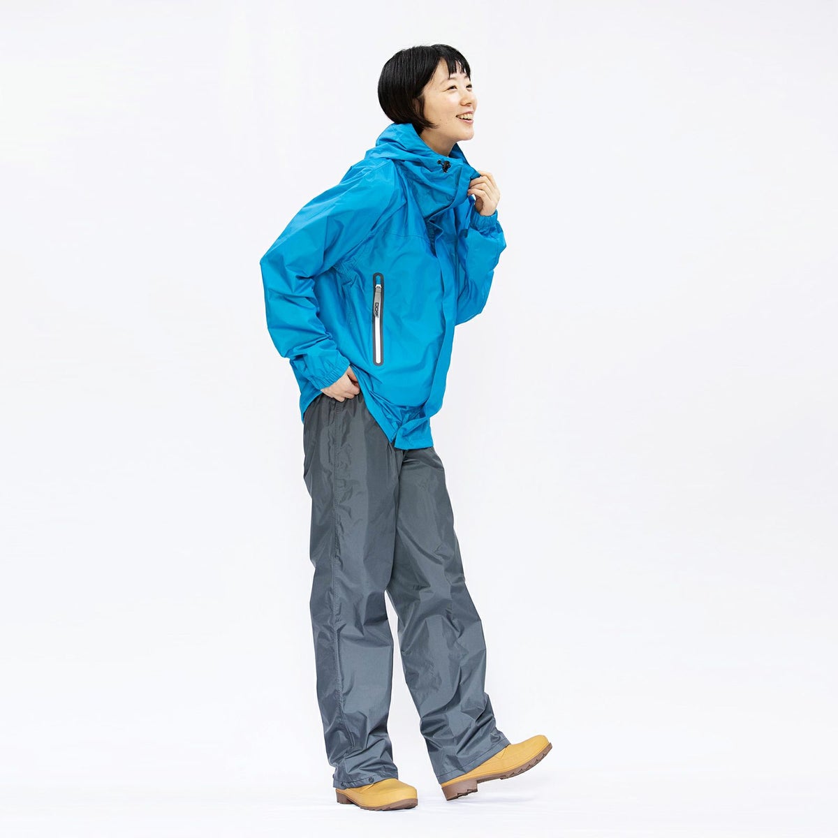 ［女性モデルのサイズ］身長:168cm 着用サイズ：M　※写真は7720 KJ レインパンツとなります。当商品「7730 EX」は、さらにフロントにはボタンとファスナー、裾にはファスナーがつき調整可能です。