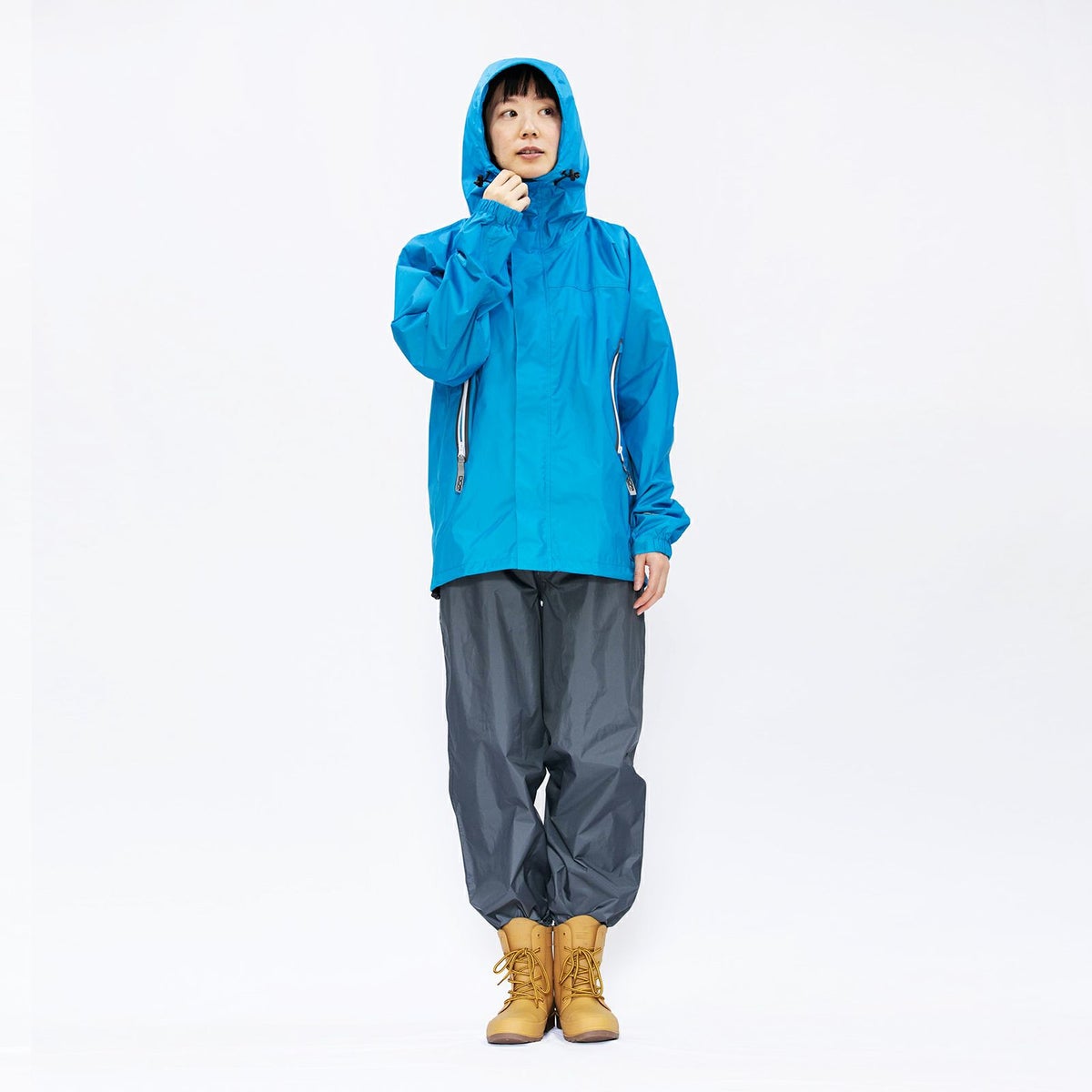 ［女性モデルのサイズ］身長:168cm 着用サイズ：M　※写真は7720 KJ レインパンツとなります。当商品「7730 EX」は、さらにフロントにはボタンとファスナー、裾にはファスナーがつき調整可能です。