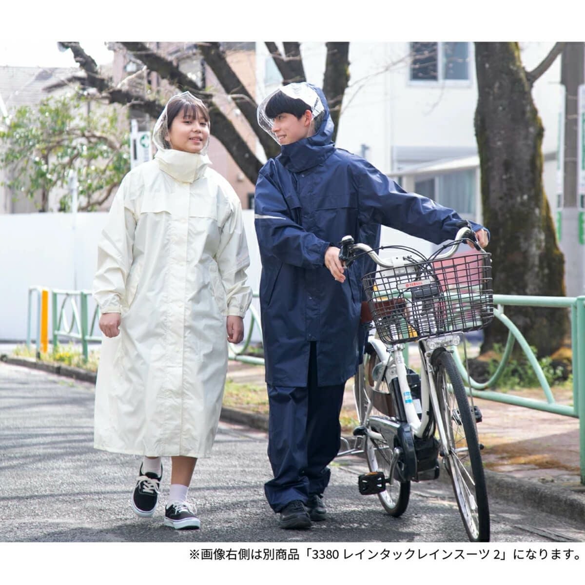 ［女子モデルのサイズ］身長:160cm 着用サイズ：115cm カラー:アイボリー ［男子モデルのサイズ］身長:161cm 「3380 レインタックレインスーツ」着用