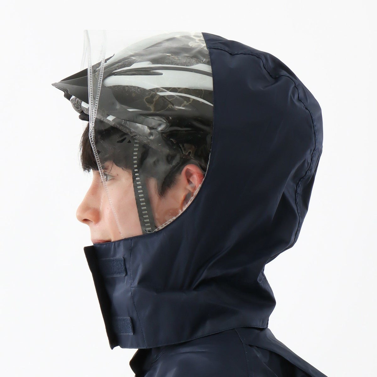 ヘルメットの上からフードを被った様子 カラー:ネイビー