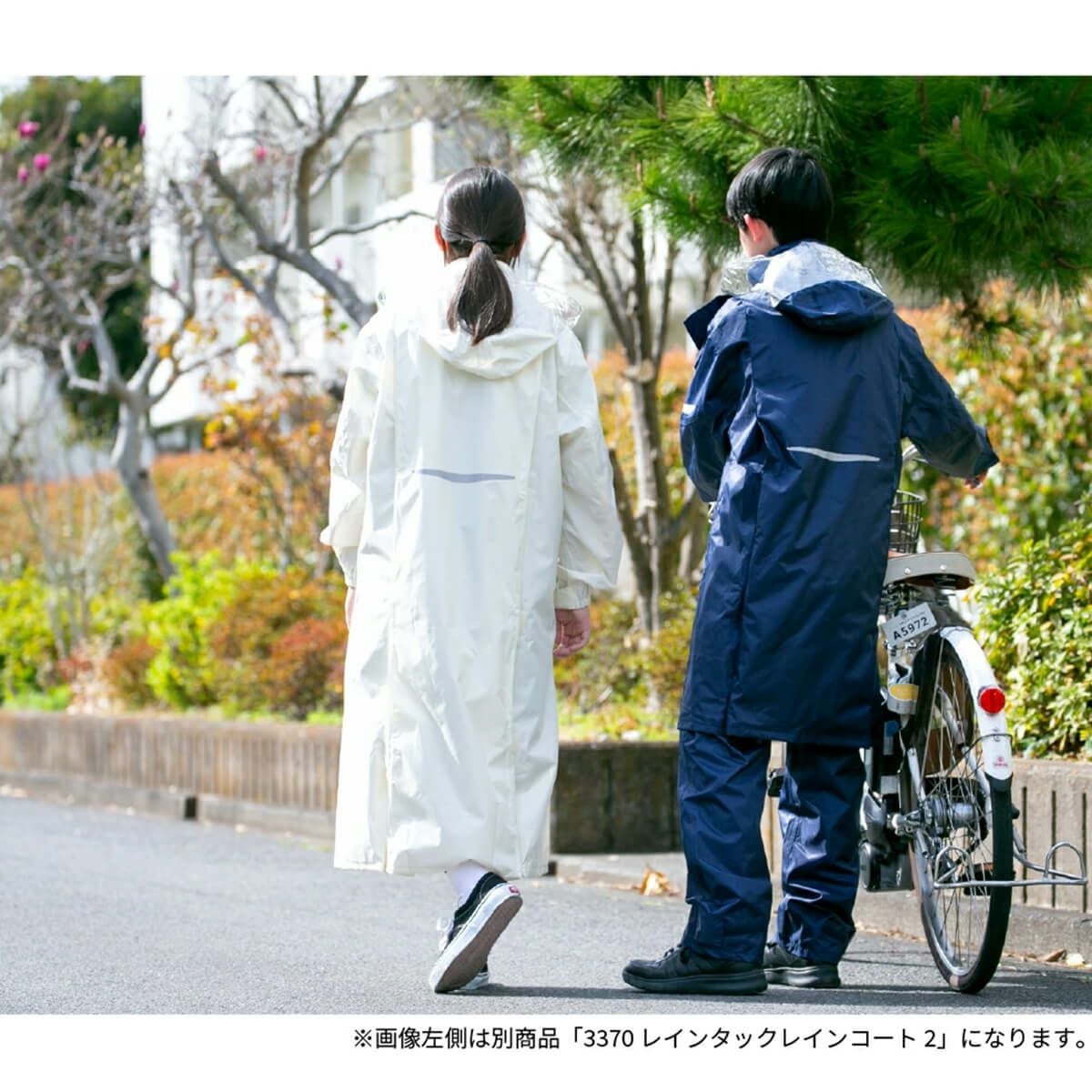 ［男子モデルのサイズ］身長:161cm 着用サイズ：M カラー:アイボリー / ［女子モデルのサイズ］身長:160cm 「3370 レインタックレインコート2」着用