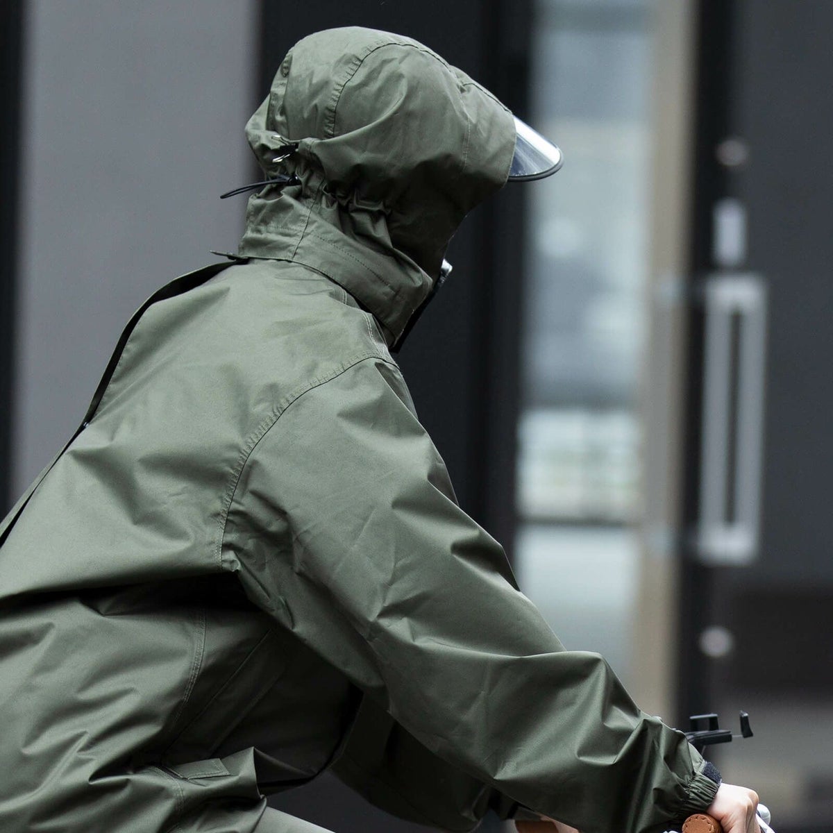 V-004 バイザートップ着用　レインコートは「7590 レインシェイカー バッグインコート」（バイザー着脱システム採用レインコート）