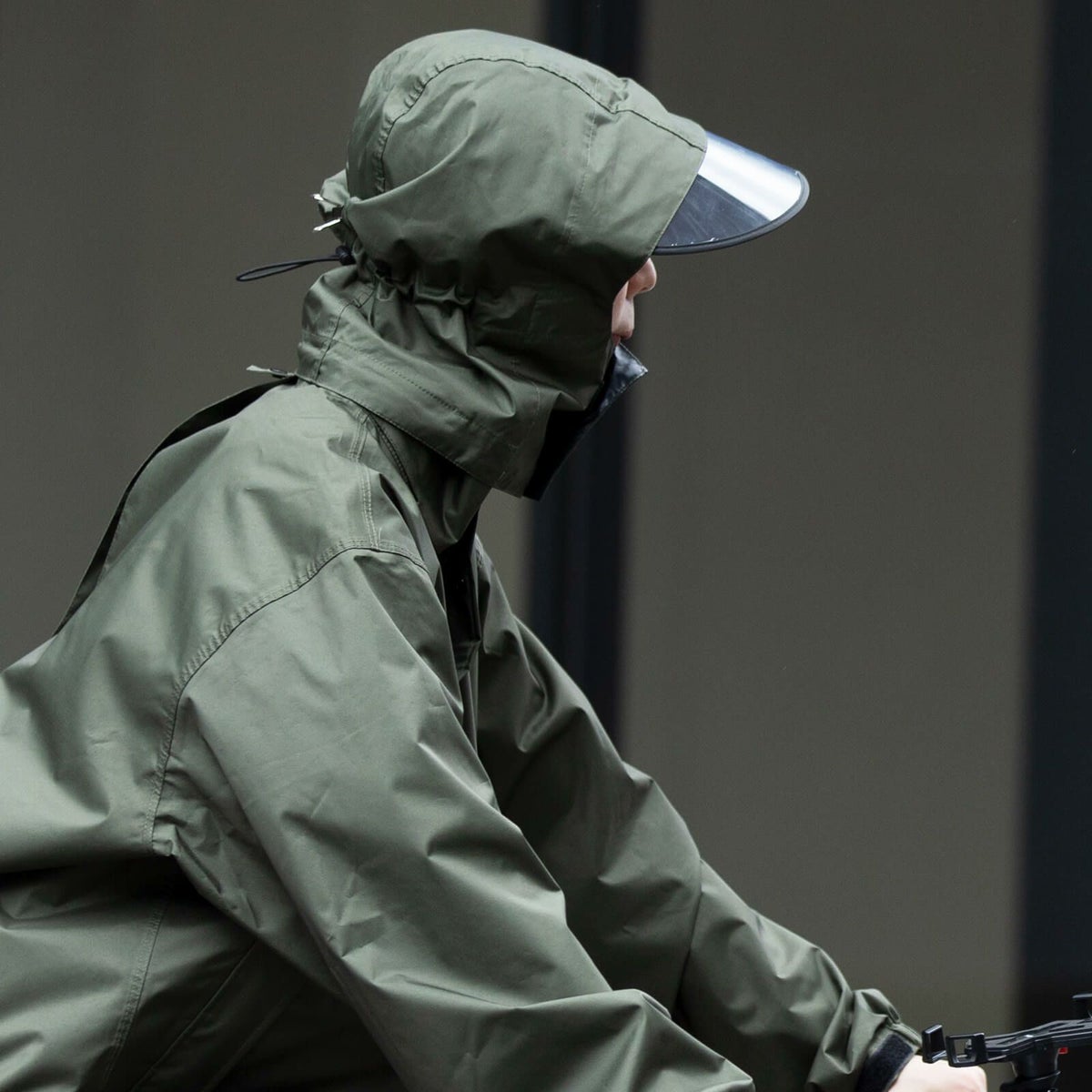 V-004 バイザートップ着用　レインコートは「7590 レインシェイカー バッグインコート」（バイザー着脱システム採用レインコート）