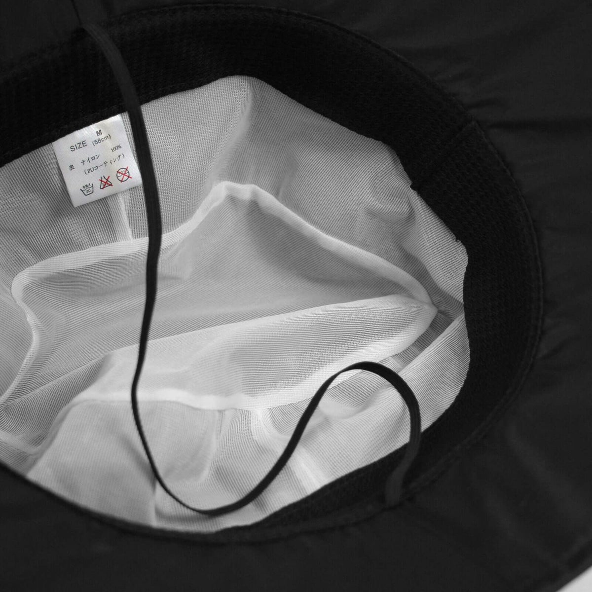 ベタつきを防ぐ内側メッシュ＆アゴ紐つき