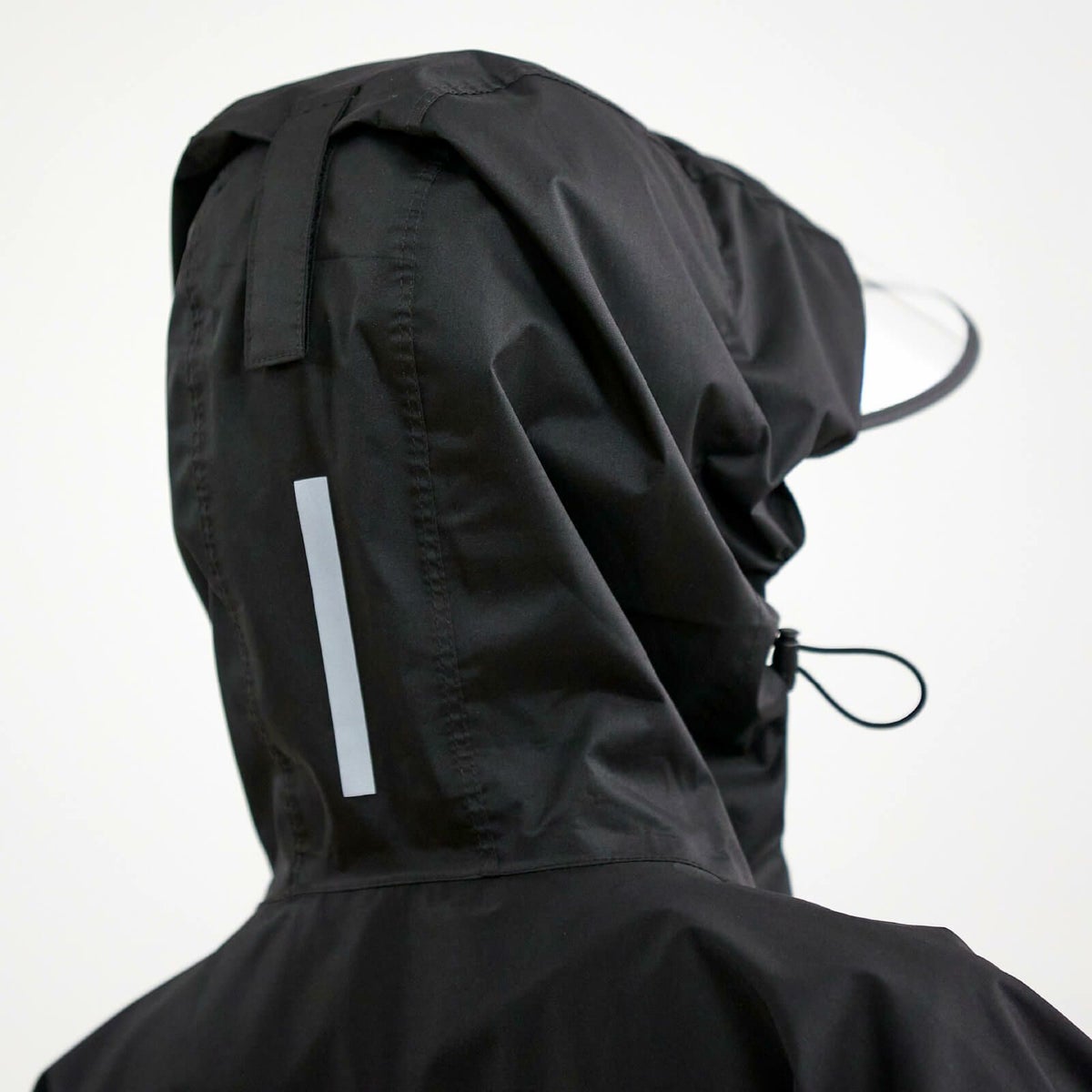 フードはフィッティング調節つき(ベルクロ+ドローコード)