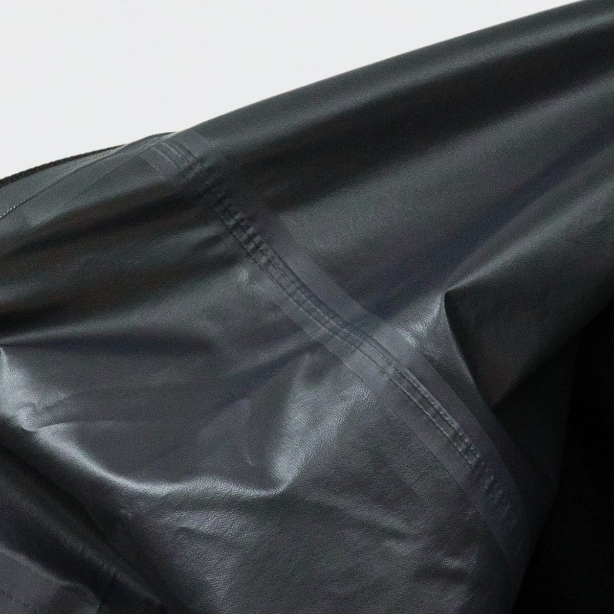 生地の縫い目にはシームテープを圧着