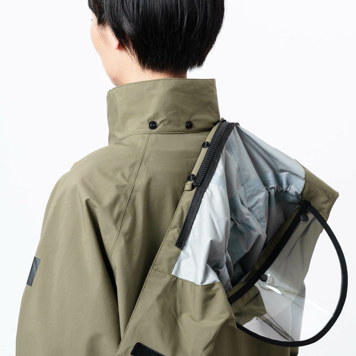 フードはボタンで取り外し可能