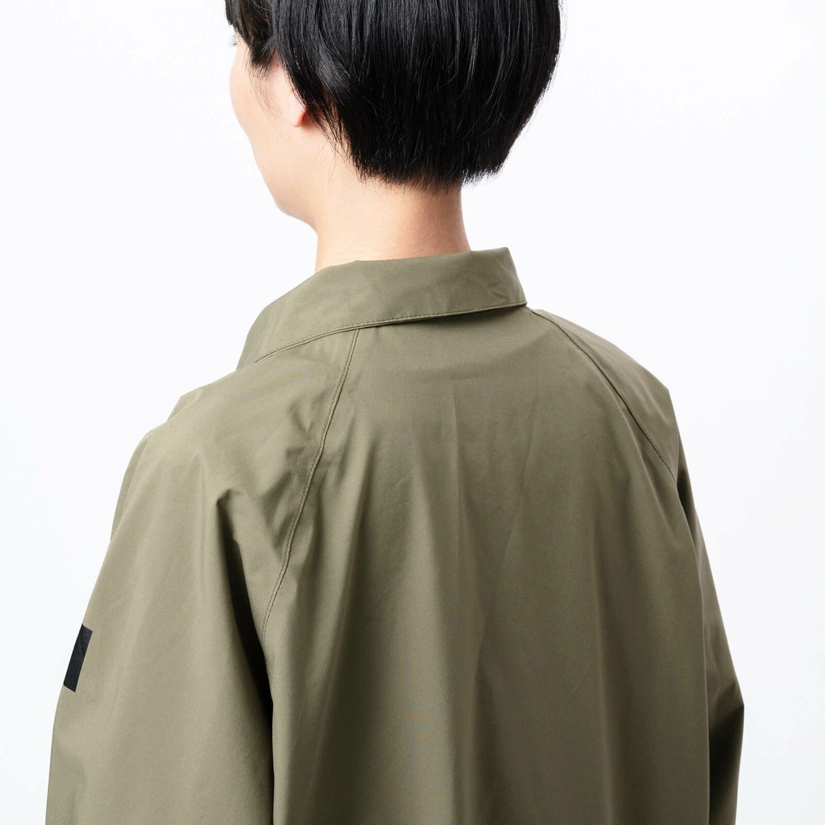 フードはボタンで取り外し可能