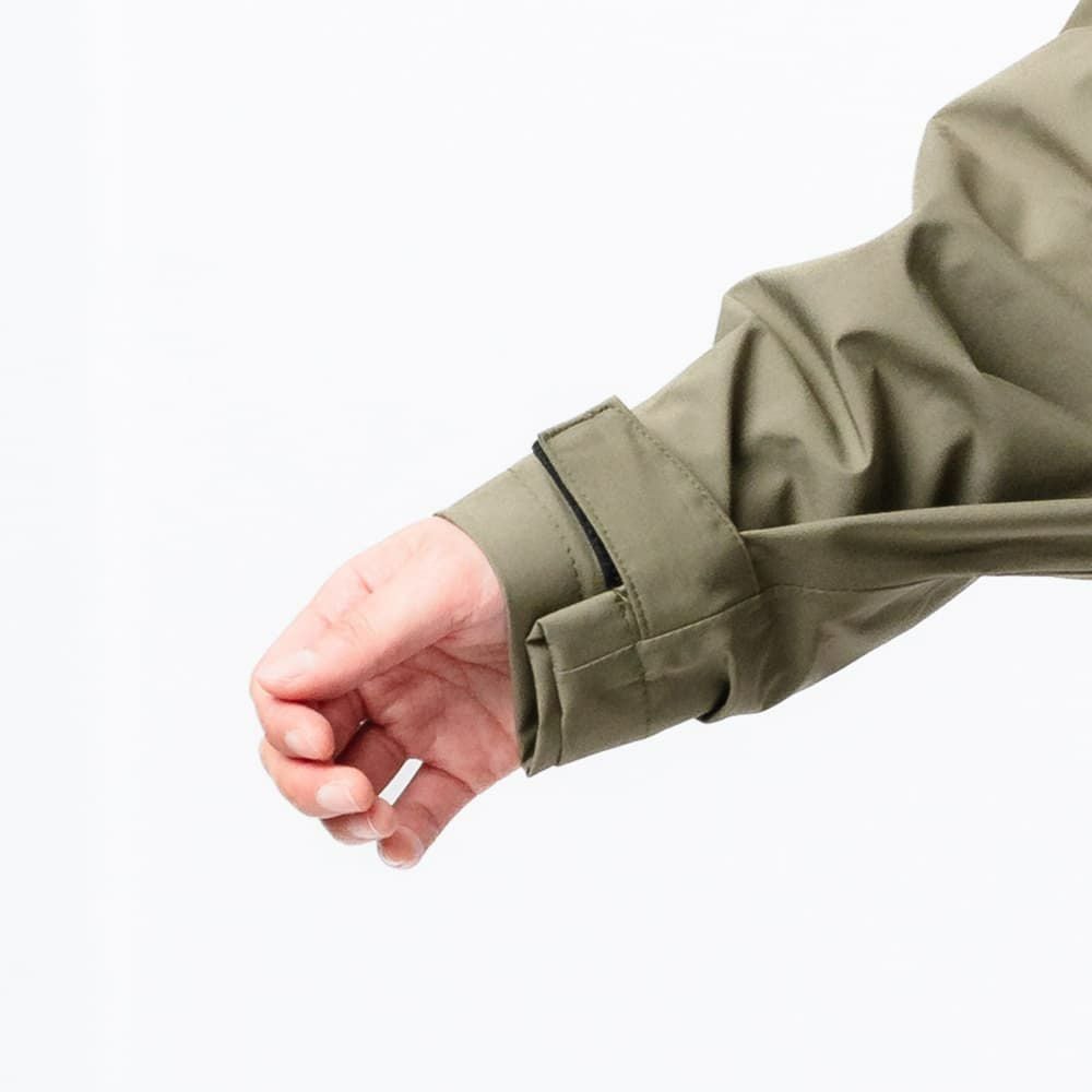 手首にフィットして浸水を防ぐベルクロ