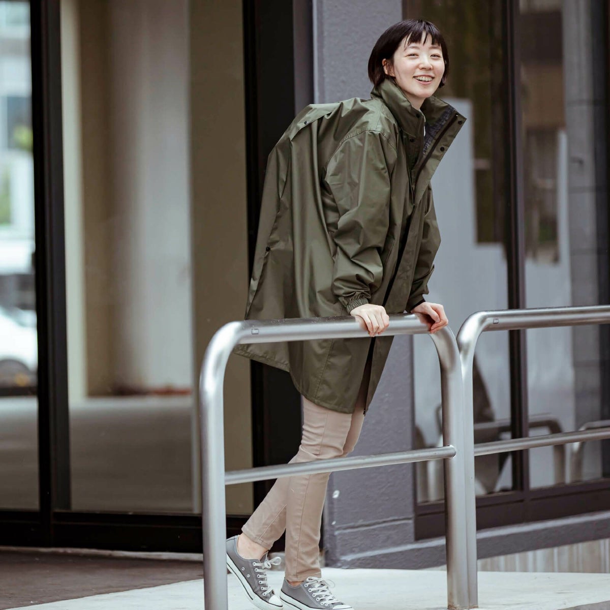 詳細：着用イメージ オリーブ ［女性モデルのサイズ］身長:168cm 着用サイズ：L