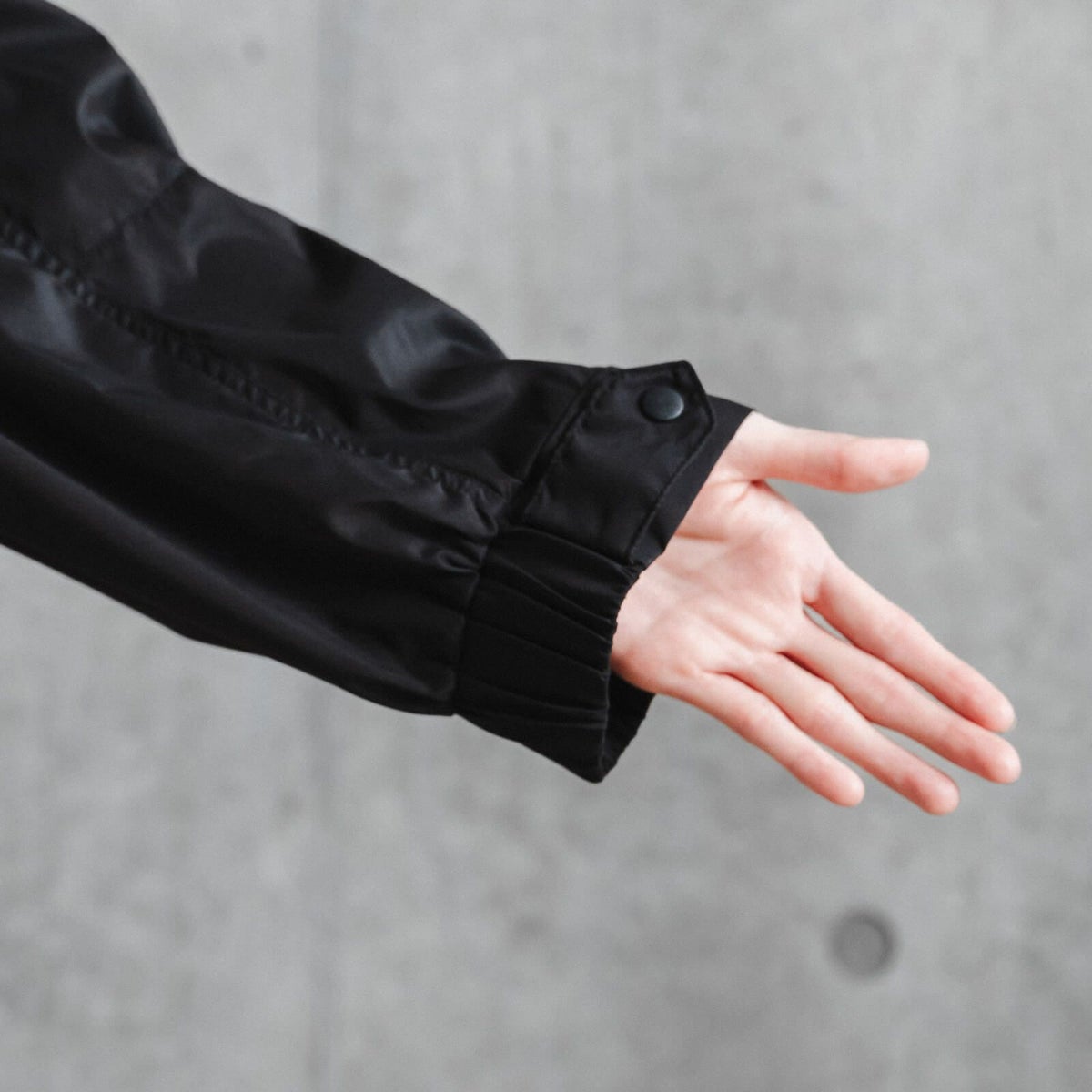 手首のフィット感をボタンで調節可能