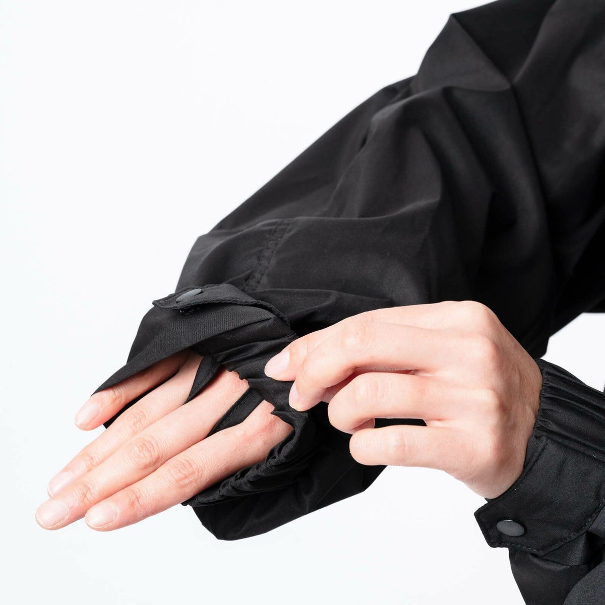 袖口にはずり上がり防止のループ