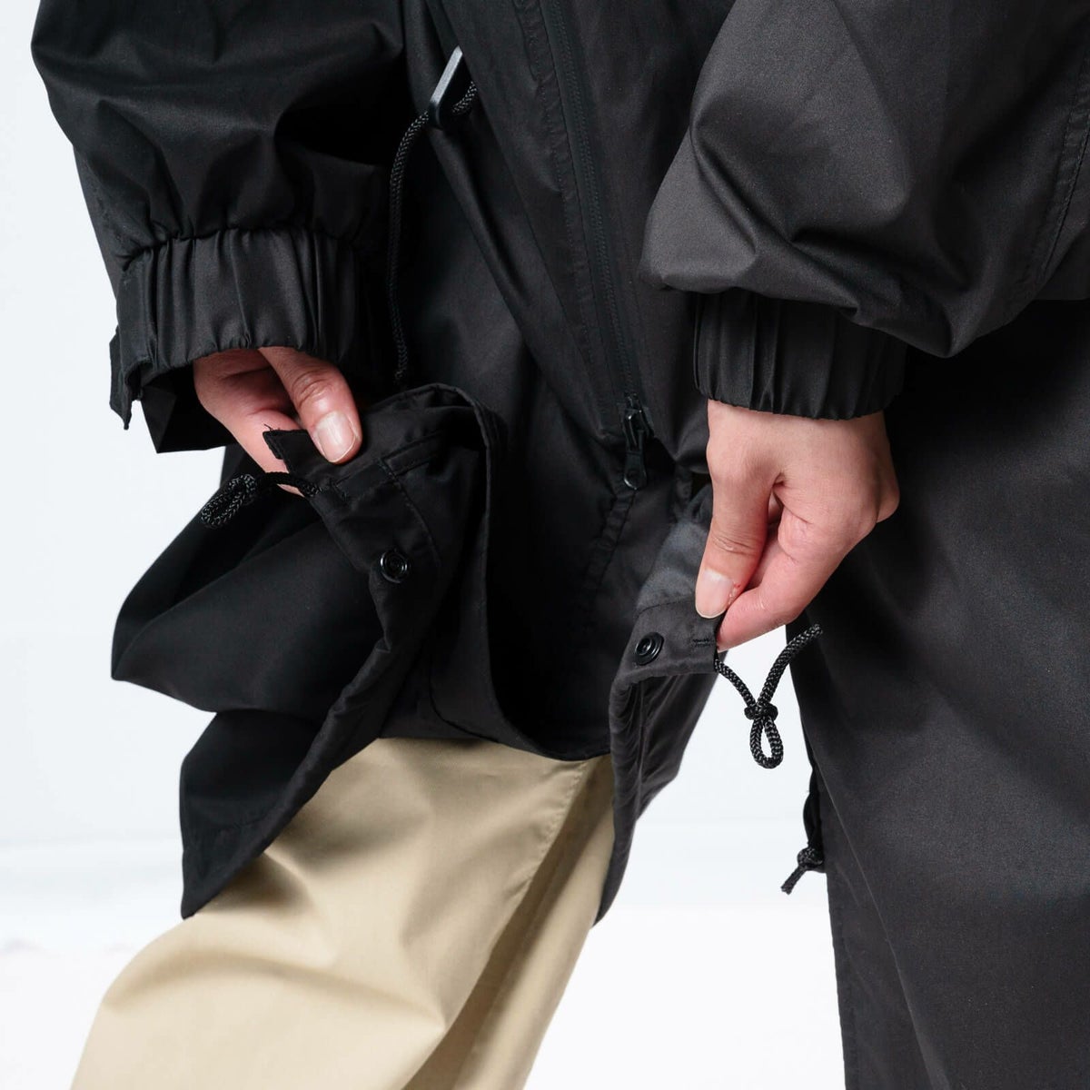 裾のバタつきを防止するスナップボタン