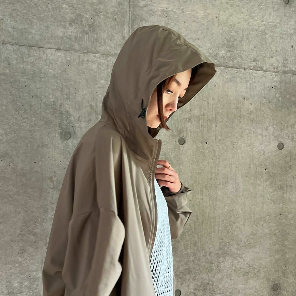 フード顔周りは調節可能なドローコード