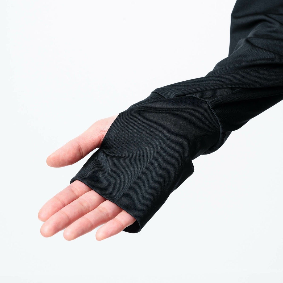 手をしっかりカバーする長めの袖、サムホール付