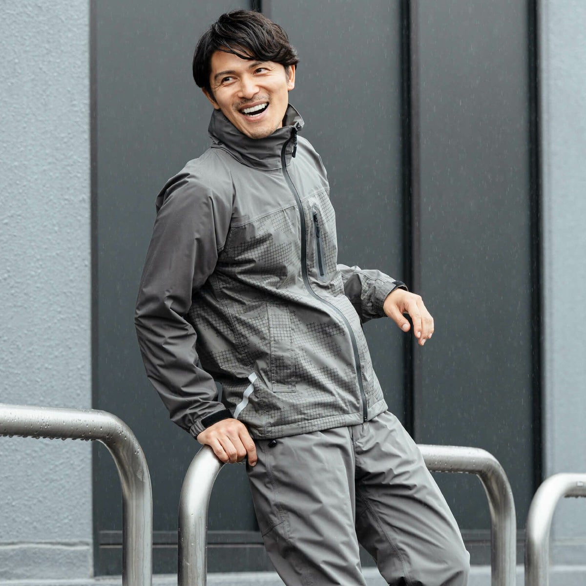 着用イメージ：チャコール