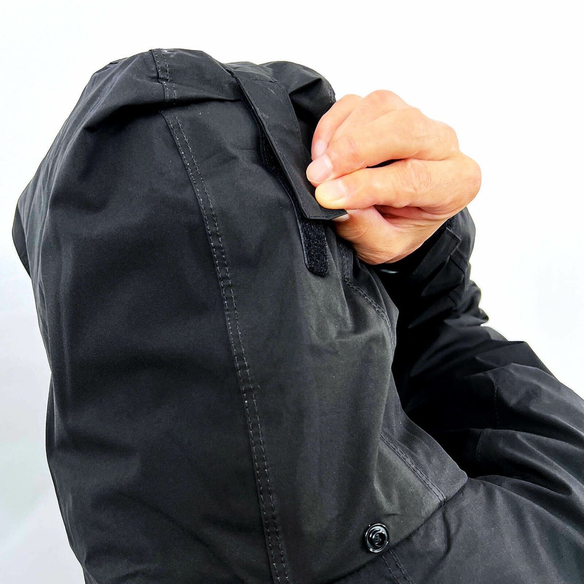 フード、袖にはベルクロ搭載