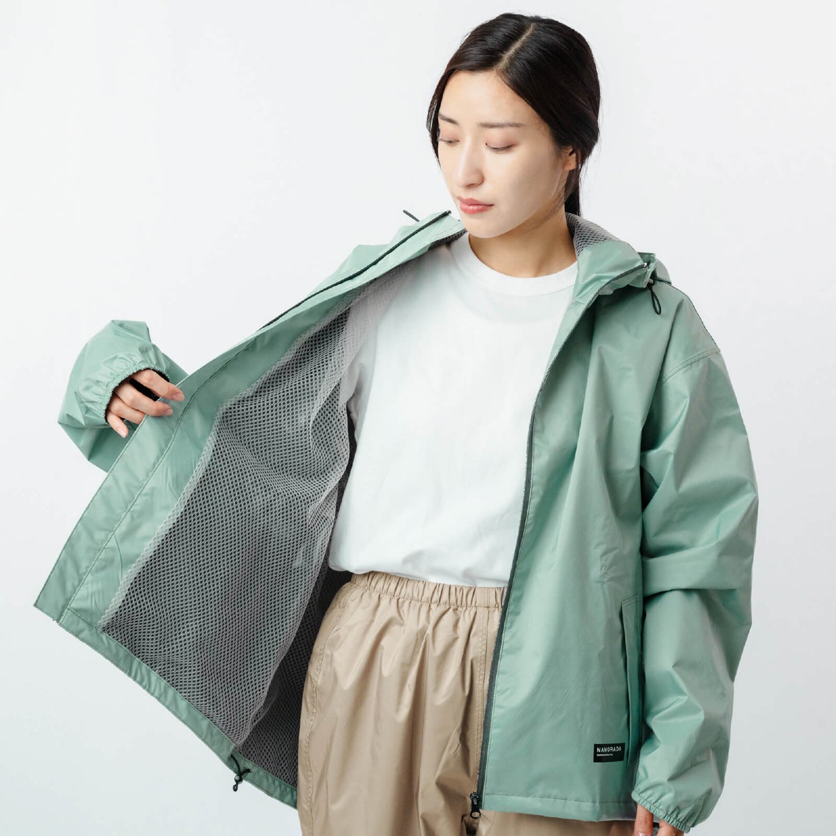 裏地がメッシュでべたつきにくい