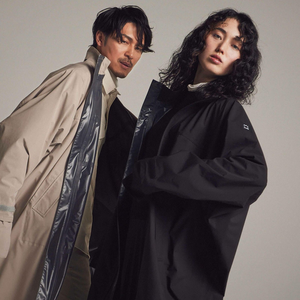 ※モデル身長：右（女性） 172cm ／ Lサイズ ／ ブラック着用 左（男性） 180cm ／ Lサイズ ／ グレージュ着用