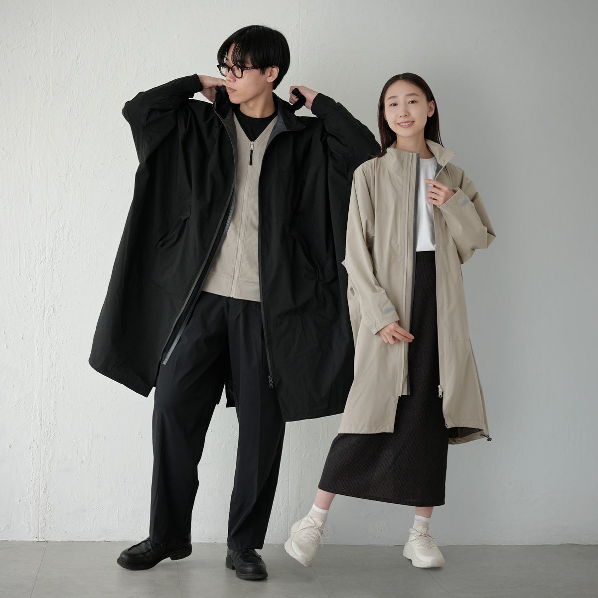 ※モデル身長：左（男性） 181cm ／ Lサイズ ／ ブラック着用 右（女性） 165cm ／ Lサイズ ／ グレージュ着用