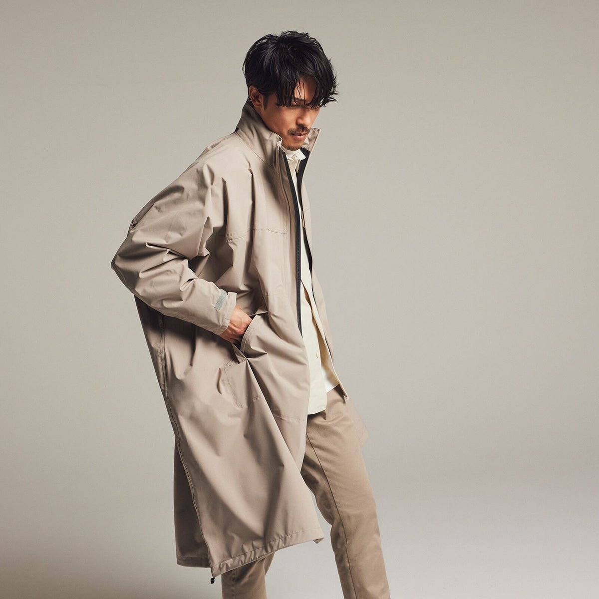 ※モデル身長：180cm ／ Lサイズ ／ グレージュ着用