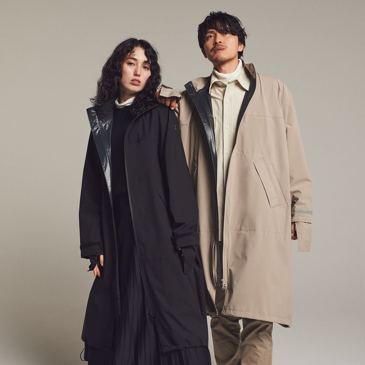 ※モデル身長：左（女性） 172cm ／ Lサイズ ／ ブラック着用 右（男性） 180cm ／ Lサイズ ／ グレージュ着用