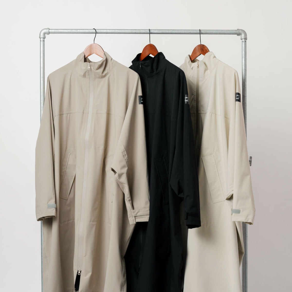 カラー：（左）グレージュ ／ （真ん中）ブラック ／ （右）アイスグレー 全てLサイズ