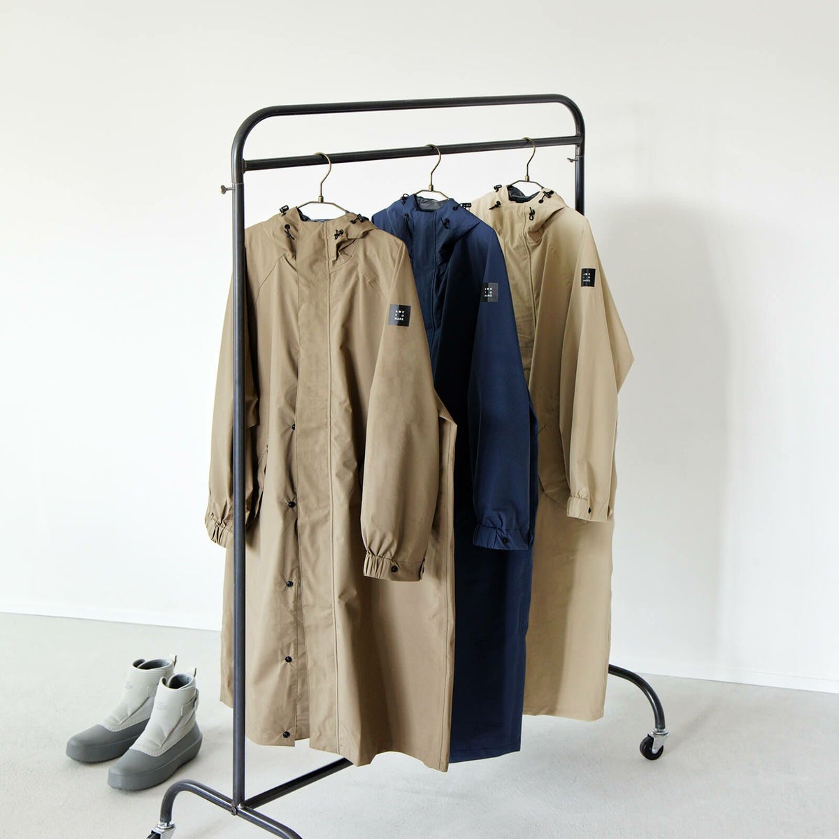 手前から、オリーブ／ネイビー／ベージュ となります。