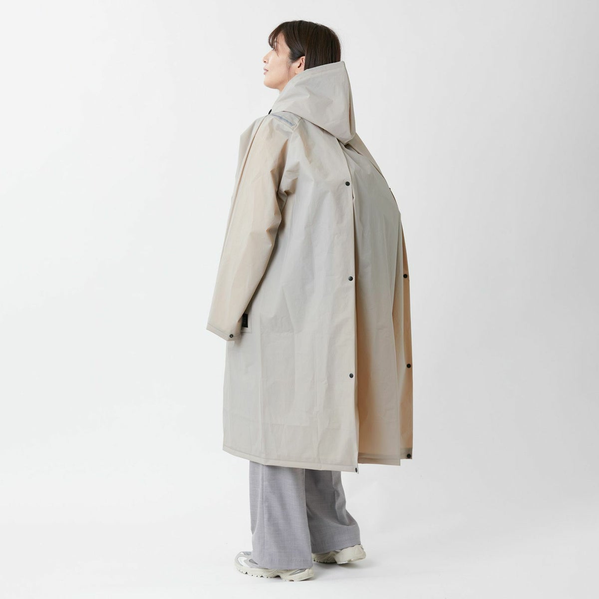 マチ付きだからバッグを背負って着用可能