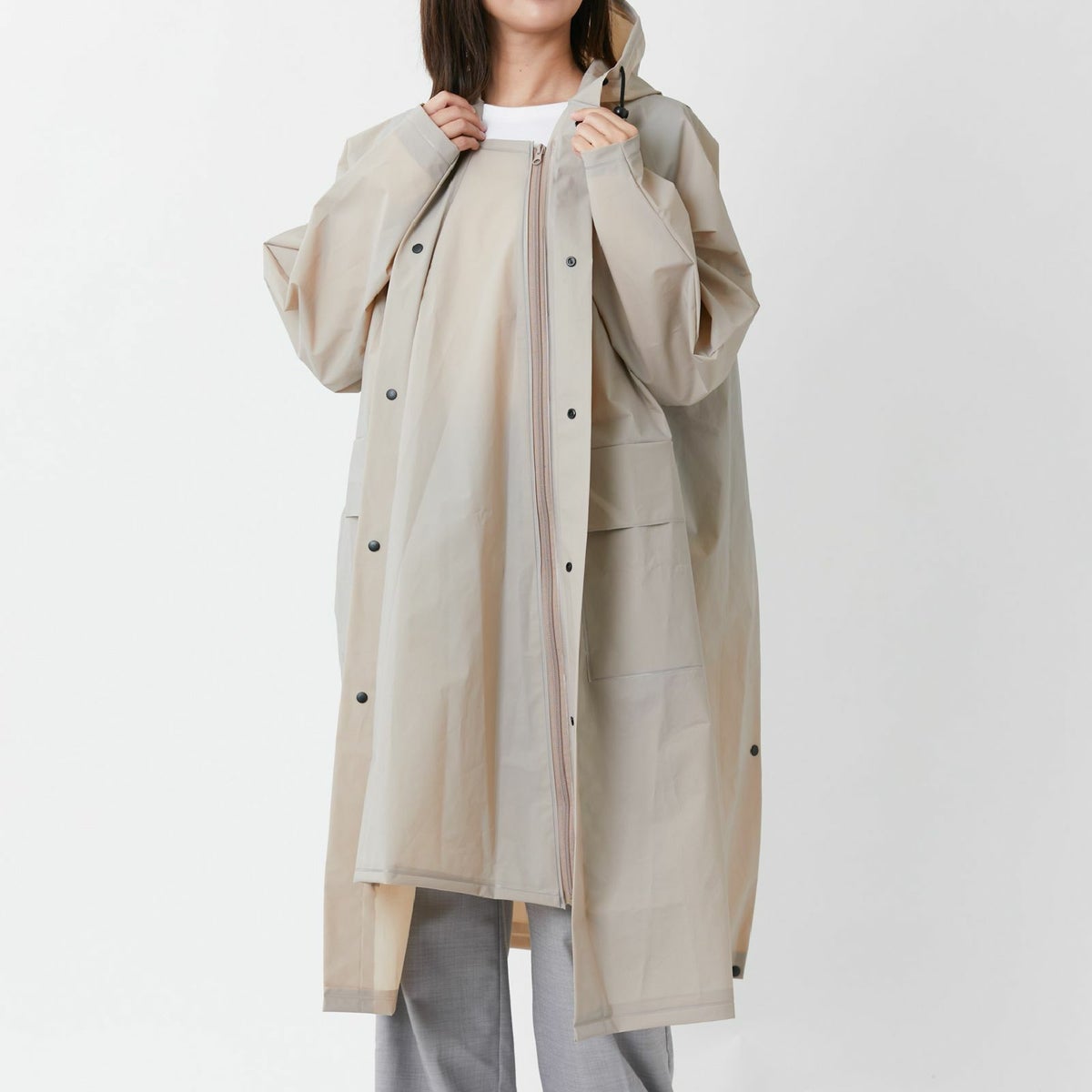 着脱しやすいフルジッパー+浸水を防ぐ幅広のマチ